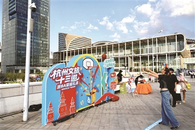 礼遇, 亮相, 月至